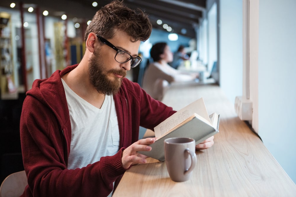 homem lendo livro para ilustrar texto sobre como aprender e não esquecer