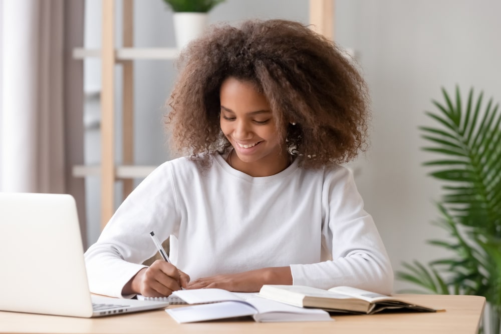 mulher estudando para ilustrar texto sobre montar cronograma de estudos