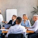 equipe de trabalhando em sala de reunião para representar texto sobre comunicação estruturada