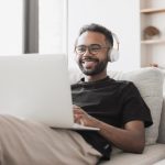 homem com notebook e fone de ouvido para ilustrar texto sobre cursos com 40 horas de duração