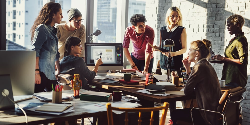 equipe reunida no escritório para ilustrar texto sobre o que é comunicação corporativa