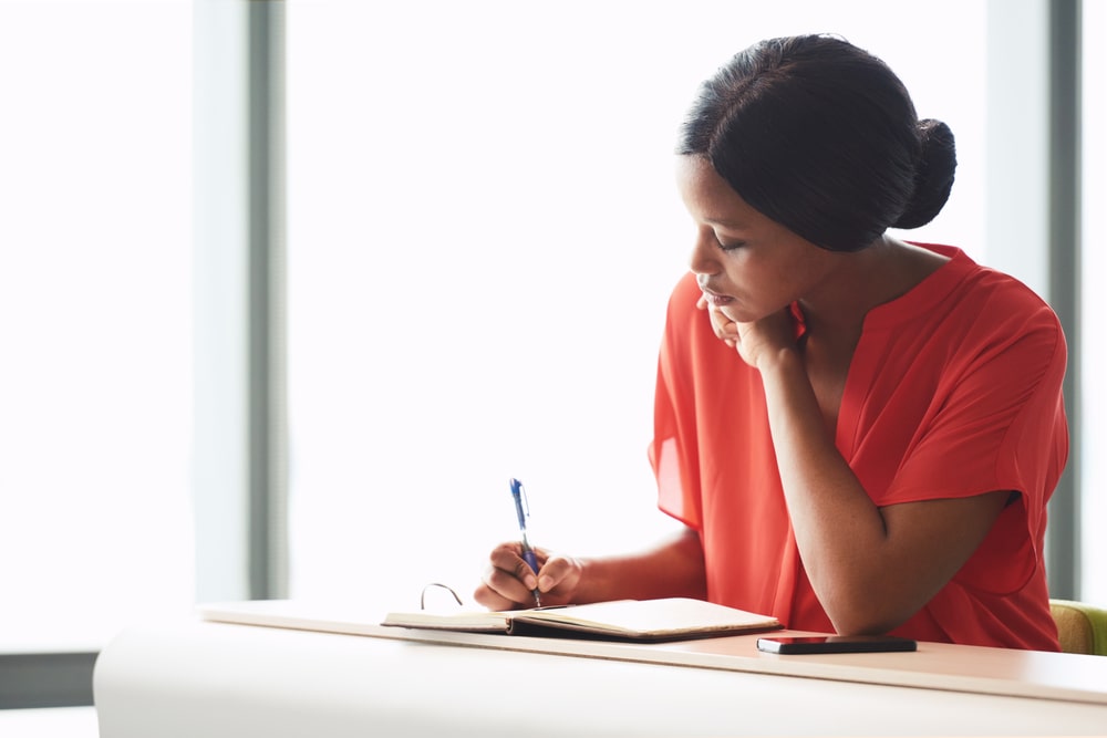 mulher escrevendo para ilustrar texto sobre técnicas de memorização e aprendizagem acelerada