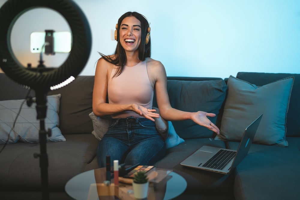 mulher gravando vídeo para ilustrar texto sobre trabalhar com microinfluenciadores