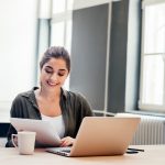 mulher com notebook para ilustrar texto sobre briefing de apresentação