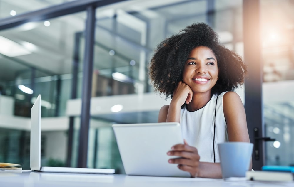 mulher sorrindo no trabalho para ilustrar texto como ser lembrado