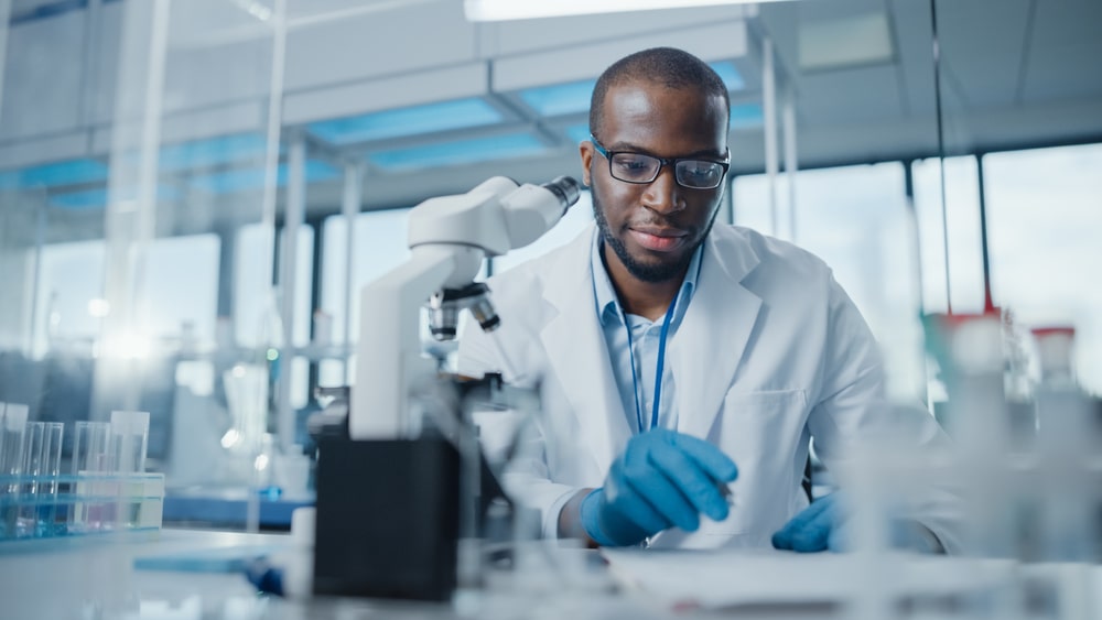 homem em laboratório para ilustrar texto sobre especialização em Biotecnologia