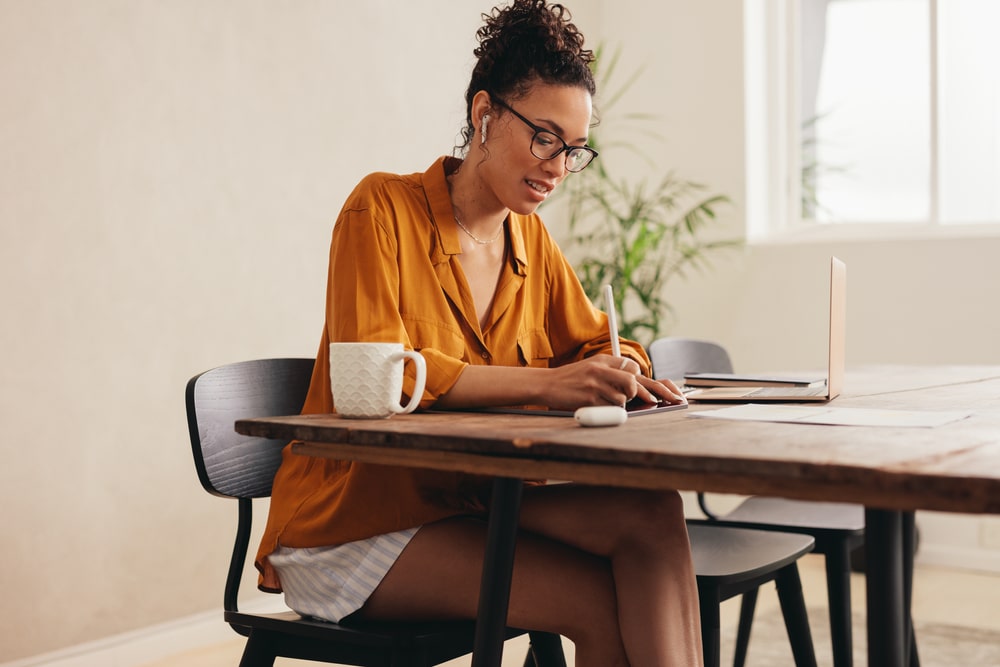 mulher estudando para ilustrar texto sobre pós-graduação em Jornalismo Digital