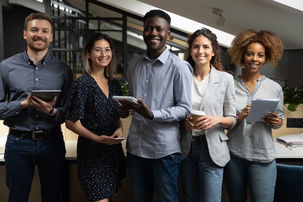 equipe de trabalho para ilustrar texto sobre especialista em Diversidade e Inclusão