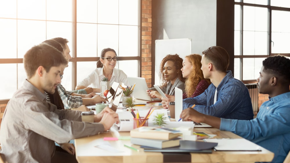 equipe de trabalho para ilustrar texto sobre aspectos que influenciam o nível do clima organizacional