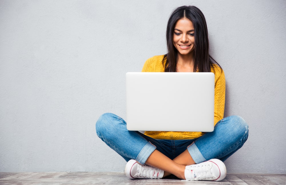 jovem com notebook para ilustrar texto sobre pós EAD em 4 meses