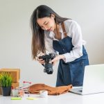 mulher fotografando peça de roupa para ilustrar texto sobre como editar fotos para e-commerce