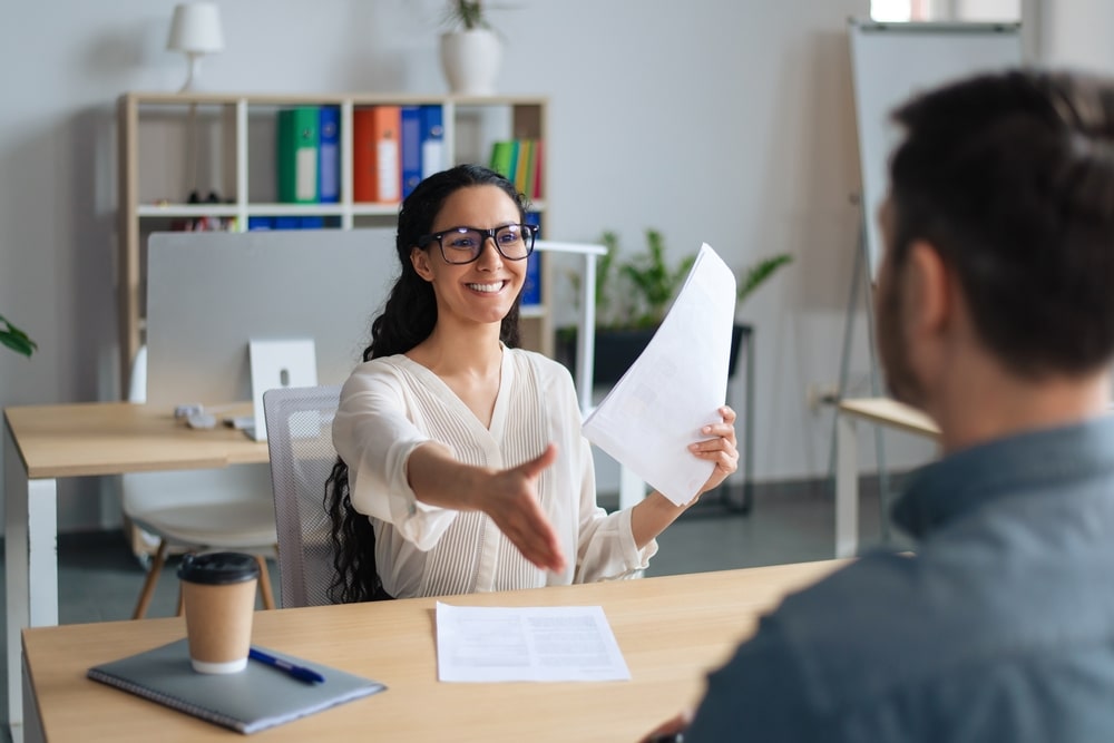 entrevista de emprego para ilustrar texto sobre como ser contratado