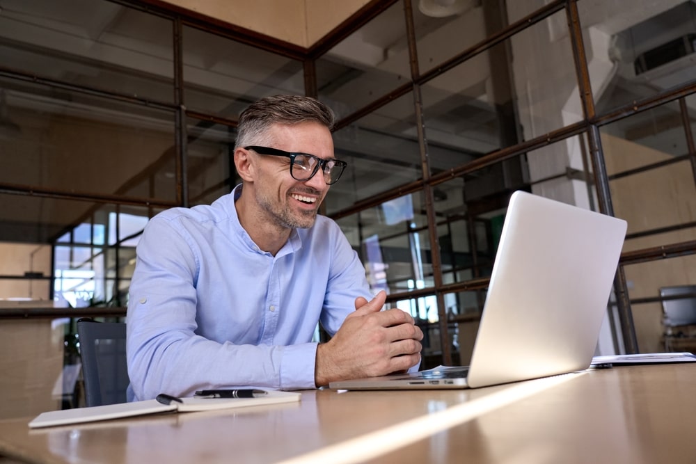 homem com notebook para ilustrar texto sobre destaque no emprego