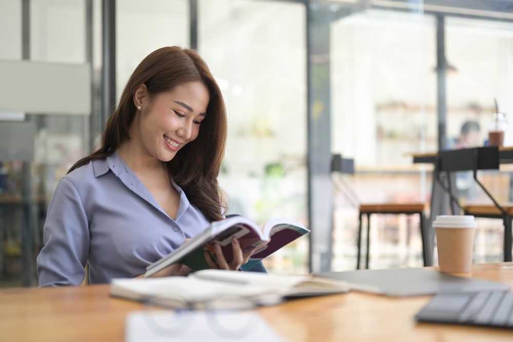 mulher lendo livro para ilustrar texto sobre livros sobre cultura organizacional