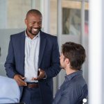 homem sorrindo para ilustrar texto sobre boa primeira impressão na entrevista de emprego