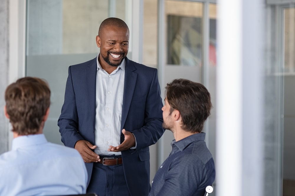 homem sorrindo para ilustrar texto sobre boa primeira impressão na entrevista de emprego