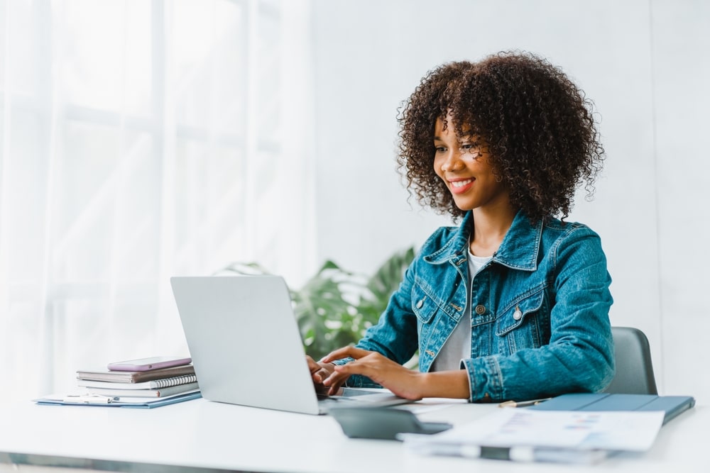 mulher sorrindo para ilustrar texto sobre curso de 40 horas online