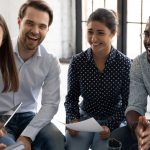 equipe de trabalho sorrindo para ilustrar texto sobre felicidade corporativa