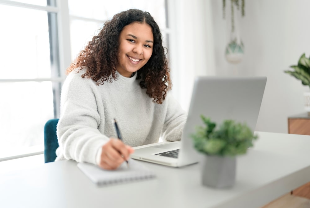 jovem com notebook para ilustrar texto sobre início de carreira profissional