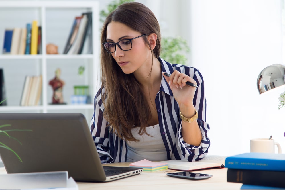 mulher concentrada para ilustrar texto sobre resultados consistentes nos projetos do trabalho