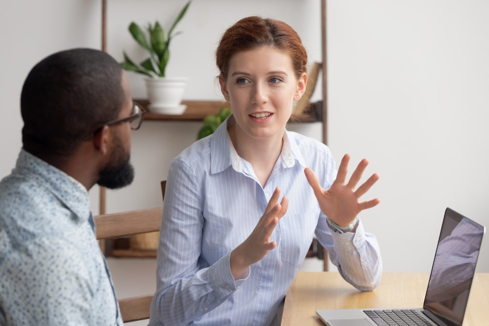 colegas de trabalhando conversando para ilustrar texto sobre como falar educadamente com as pessoas