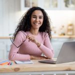 mulher sorrindo para ilustrar texto sobre habilidades empreendedoras