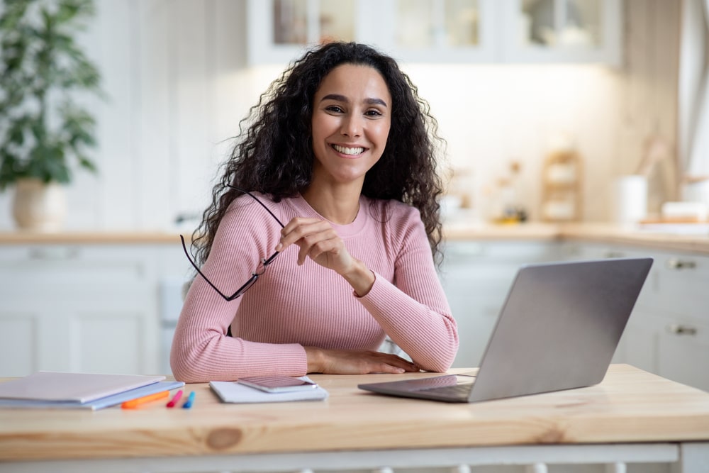 mulher sorrindo para ilustrar texto sobre habilidades empreendedoras