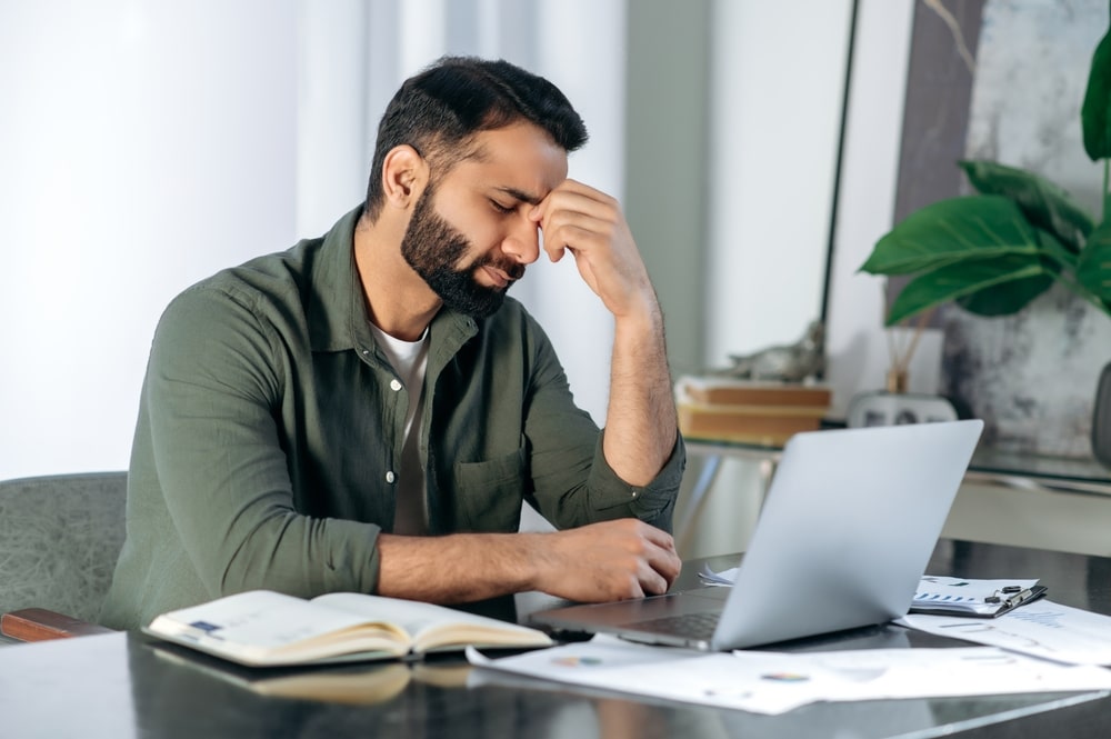 homem com expressão de preocupado para ilustrar texto sobre imprevistos no trabalho