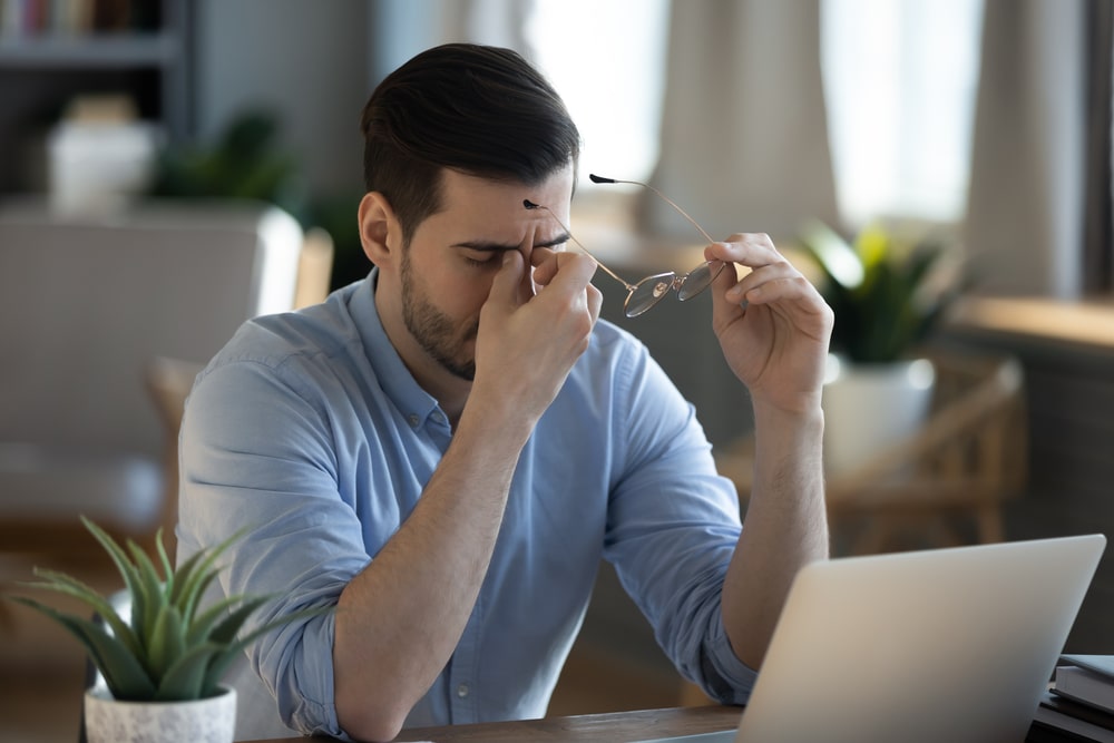 homem com mão nos olhos para ilustrar texto sobre medo de não dar conta do trabalho