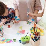 crianças pintando para ilustrar texto sobre qual o objetivo de trabalhar pintura na Educação Infantil