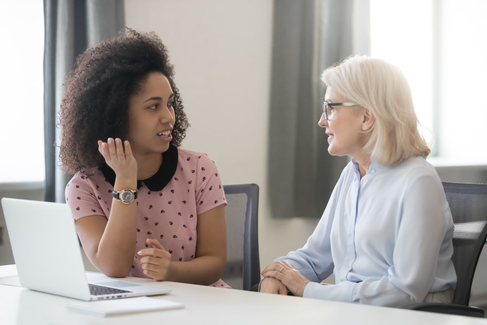 mulheres conversando para ilustrar texto sobre principais habilidades que um mentor deve possuir