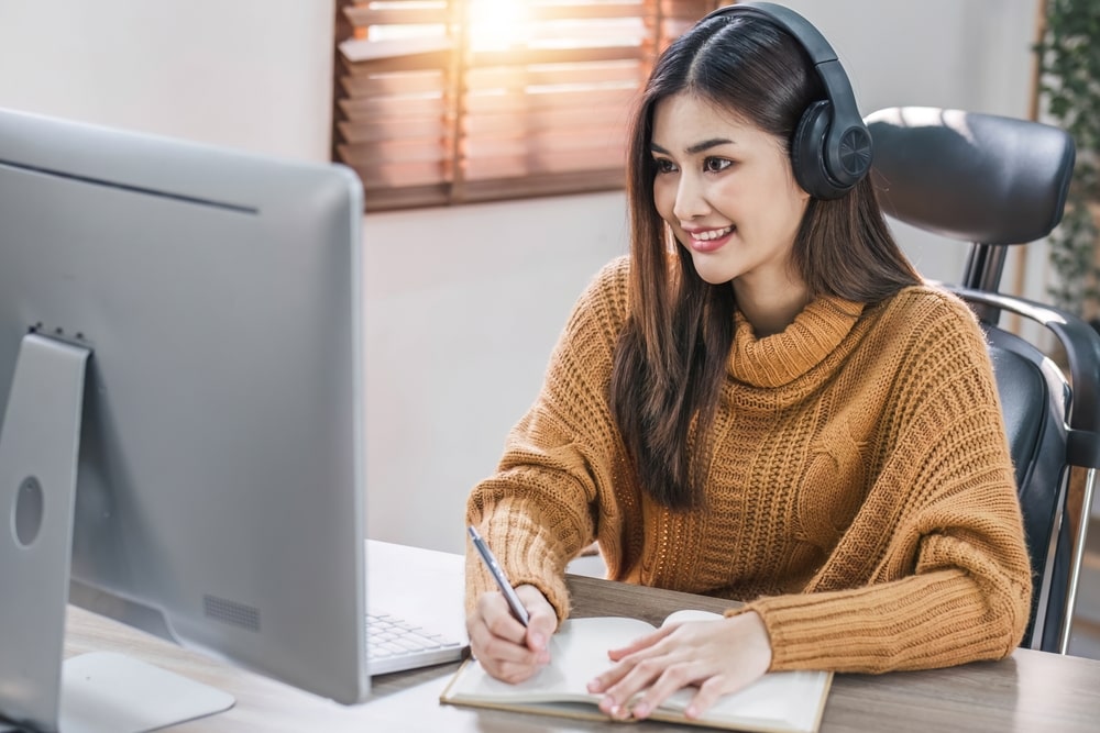 mulher estudando online para ilustrar texto sobre técnicas eficazes de estudo