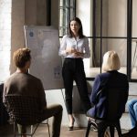 equipe de trabalho reunida para ilustrar texto sobre treinamento empresarial