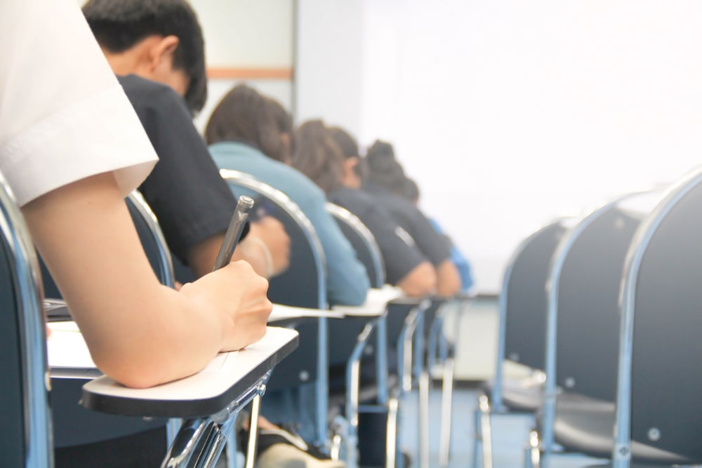 sala de aula para ilustrar texto sobre Alfabetização e Letramento de Crianças, Jovens e Adultos