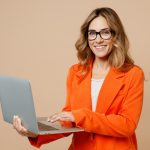 mulher com notebook na mão para ilustrar texto sobre cursos de pós-graduação na Faculdade Anhanguera