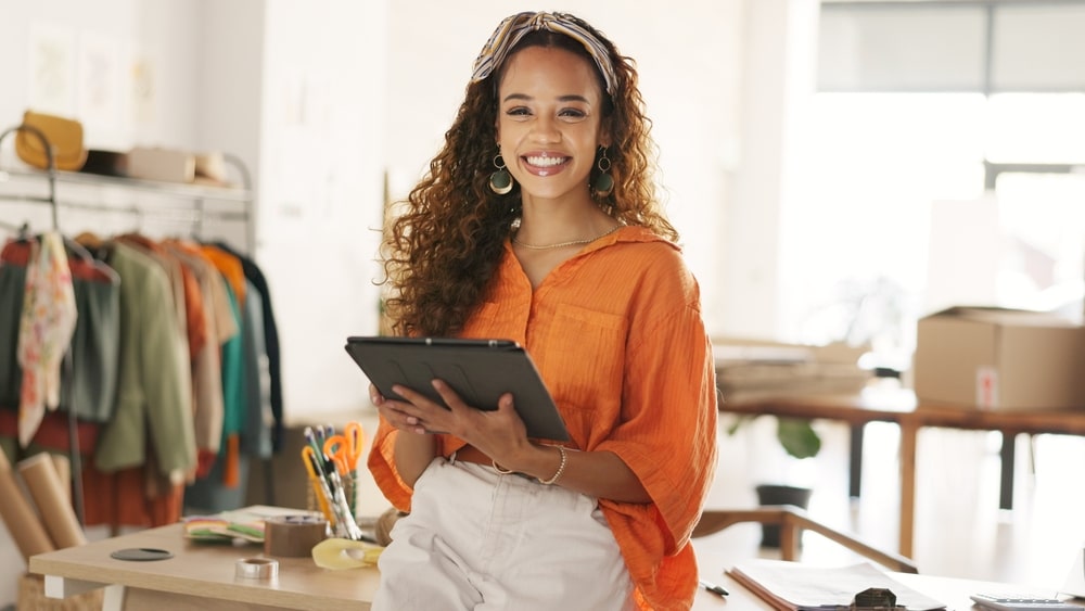 mulher empreendedora sorrindo para ilustrar texto sobre empreendedorismo como opção de carreira