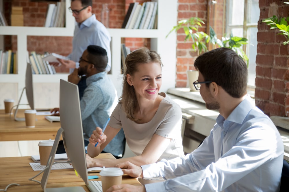 colegas de trabalho conversando para ilustrar texto sobre experiência do funcionário