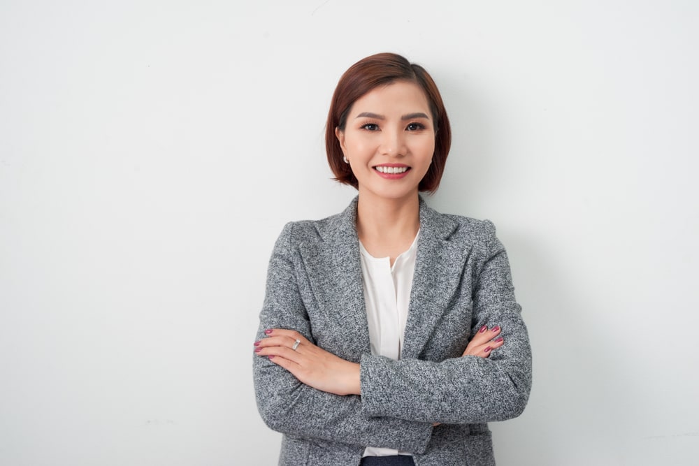 mulher sorrindo para ilustrar texto sobre foto de perfil para LinkedIn