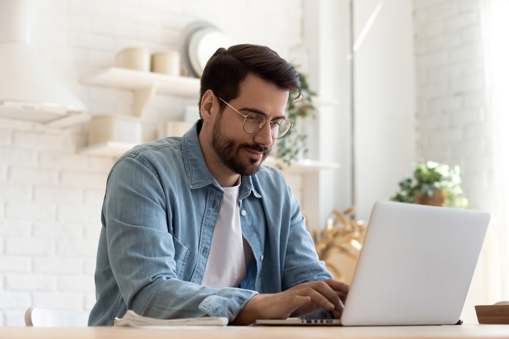 homem digitando notebook para ilustrar texto sobre redes sociais para se candidatar a uma vaga