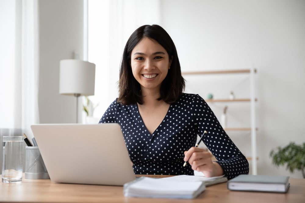 mulher com notebook para ilustrar texto sobre tudo sobre pós-graduação EAD