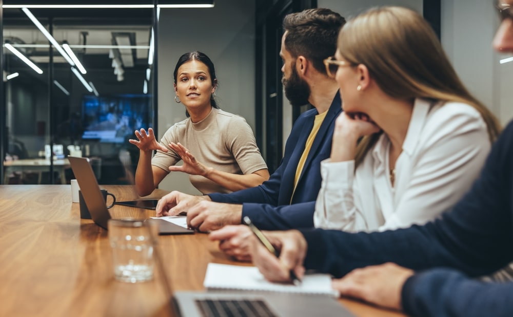 equipe reunida para ilustrar texto sobre comunicação no trabalho em equipe