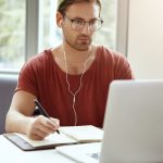 homem estudando para ilustrar texto sobre cursos rápidos online com certificado