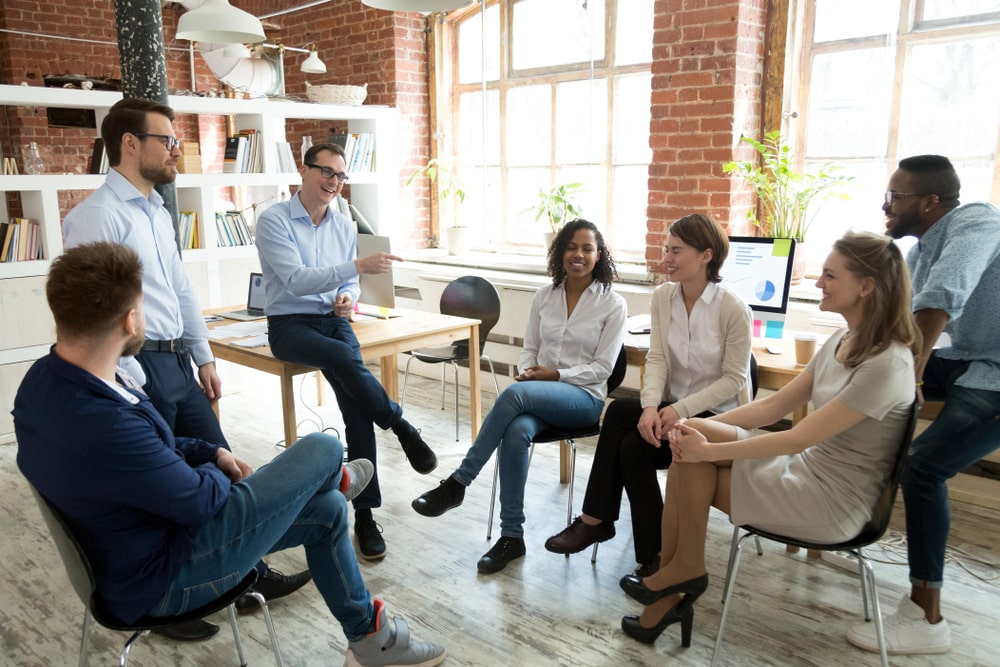 equipe reunida para ilustrar texto dicas para bom relacionamento no trabalho