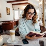 mulher lendo livro para ilustrar texto sobre dicas de leitura para iniciantes