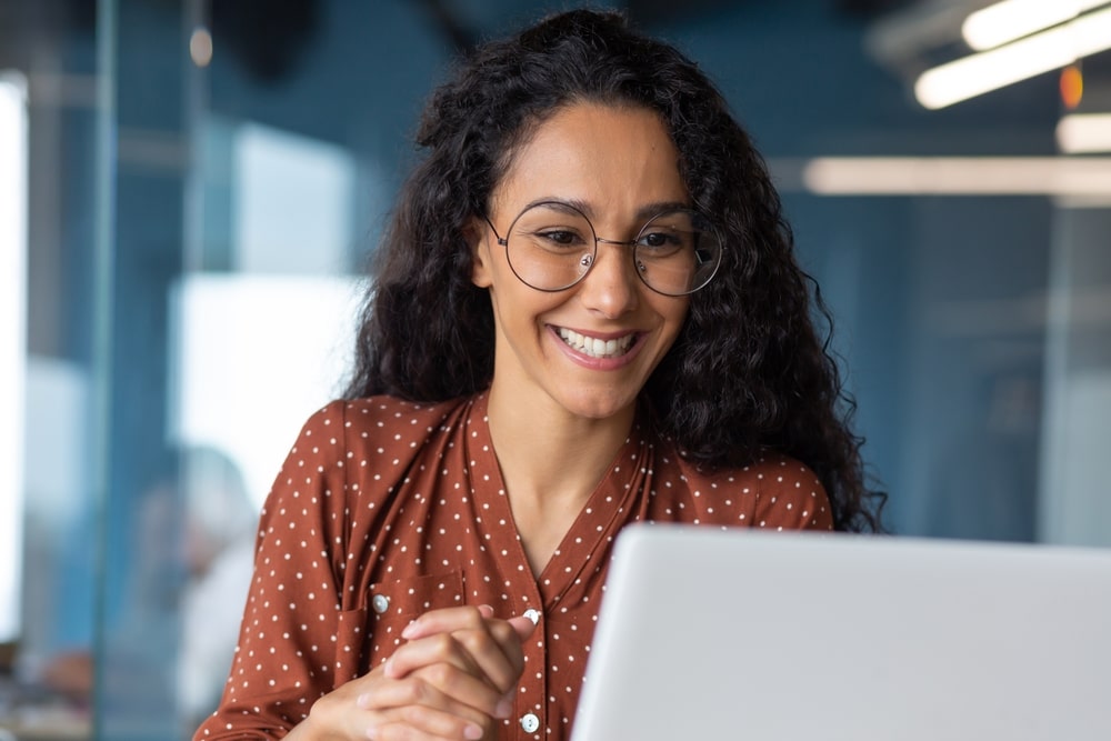 mulher sorrindo para ilustrar texto sobre especialista em uma área de atuação