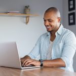 homem com notebook para ilustrar texto sobre mensagem de final de ano para equipe de trabalho