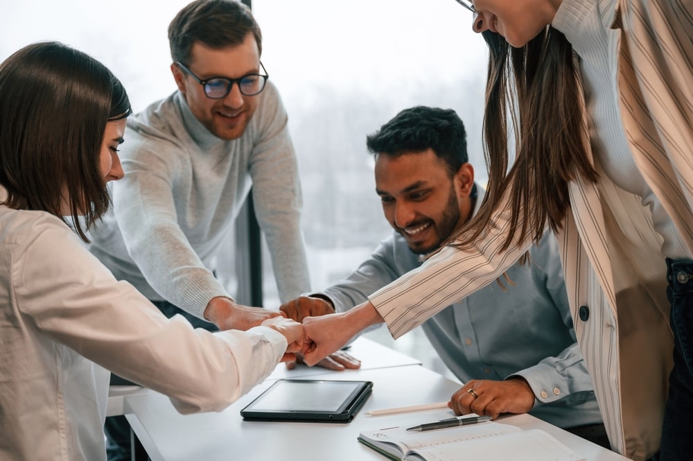 equipe reunida para ilustrar texto sobre organização no trabalho em equipe