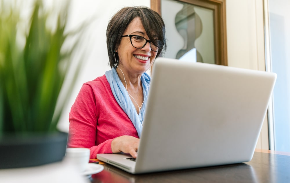 mulher com notebook para ilustrar texto sobre pós-graduação online