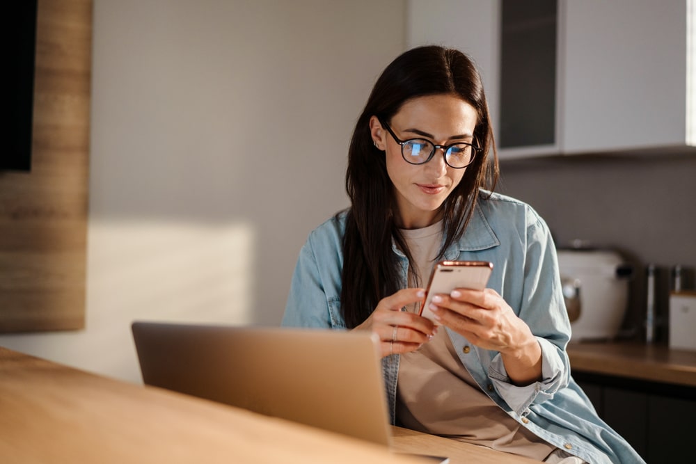 mulher com celular na mão para ilustrar texto sobre como fazer post carrossel no LinkedIn