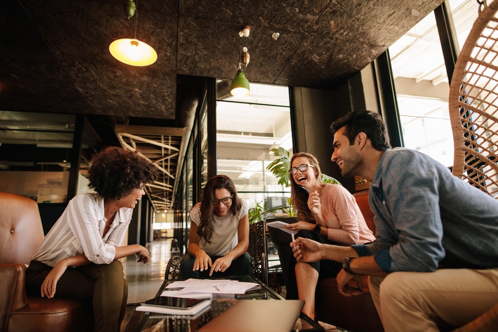 equipe rindo para ilustrar texto sobre relações interpessoais no ambiente de trabalho